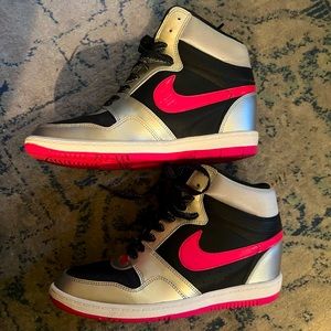 Nike Women’s Wedge Sneaker’s in Mint Condition.